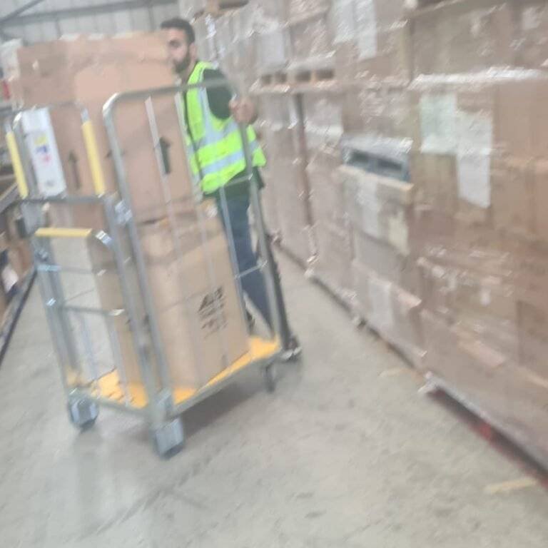 📦 Declutter Like a Pro: How Storage Units Simplify Every London Move