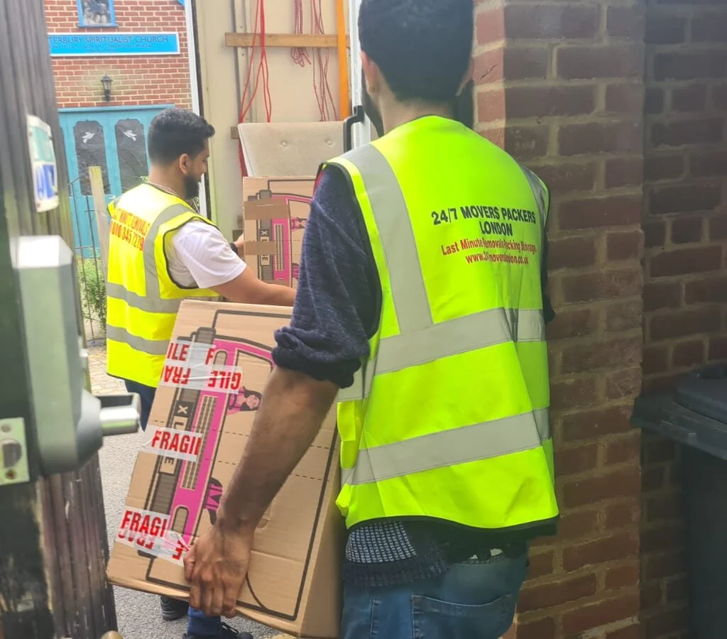 🎩 Classic London Charm, Modern Moving Precision – Piccadilly’s Trusted Movers